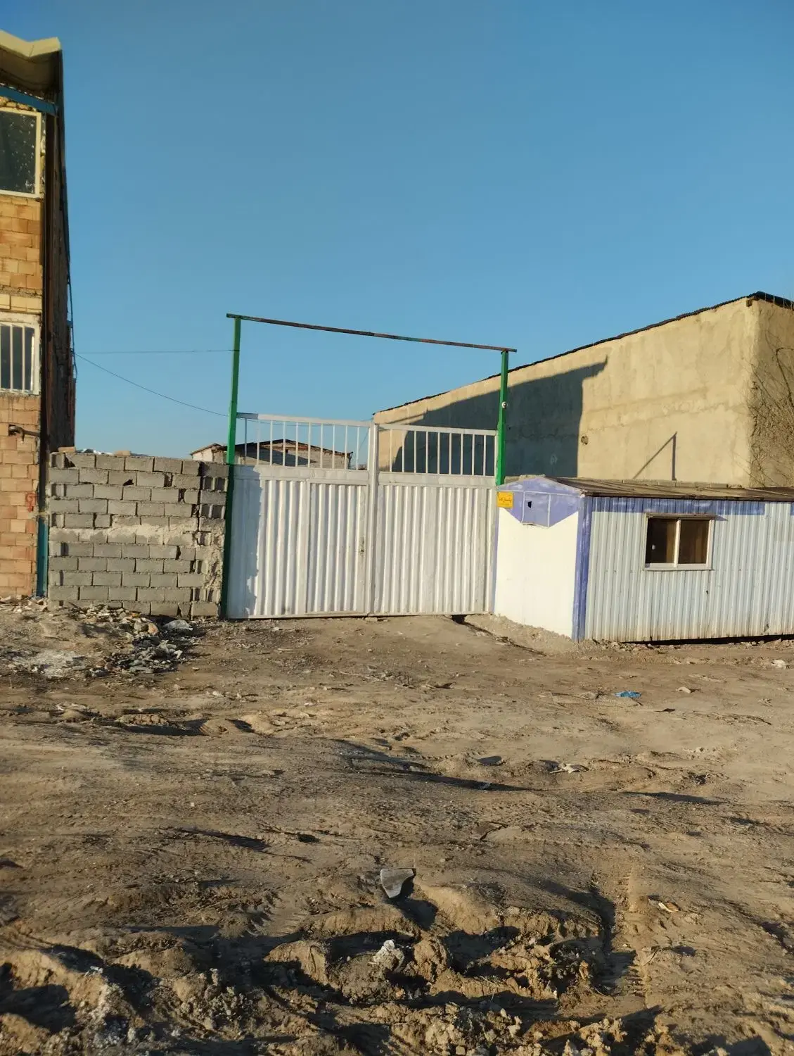 یک حصار 600متری دارای یک کانکس  15متری