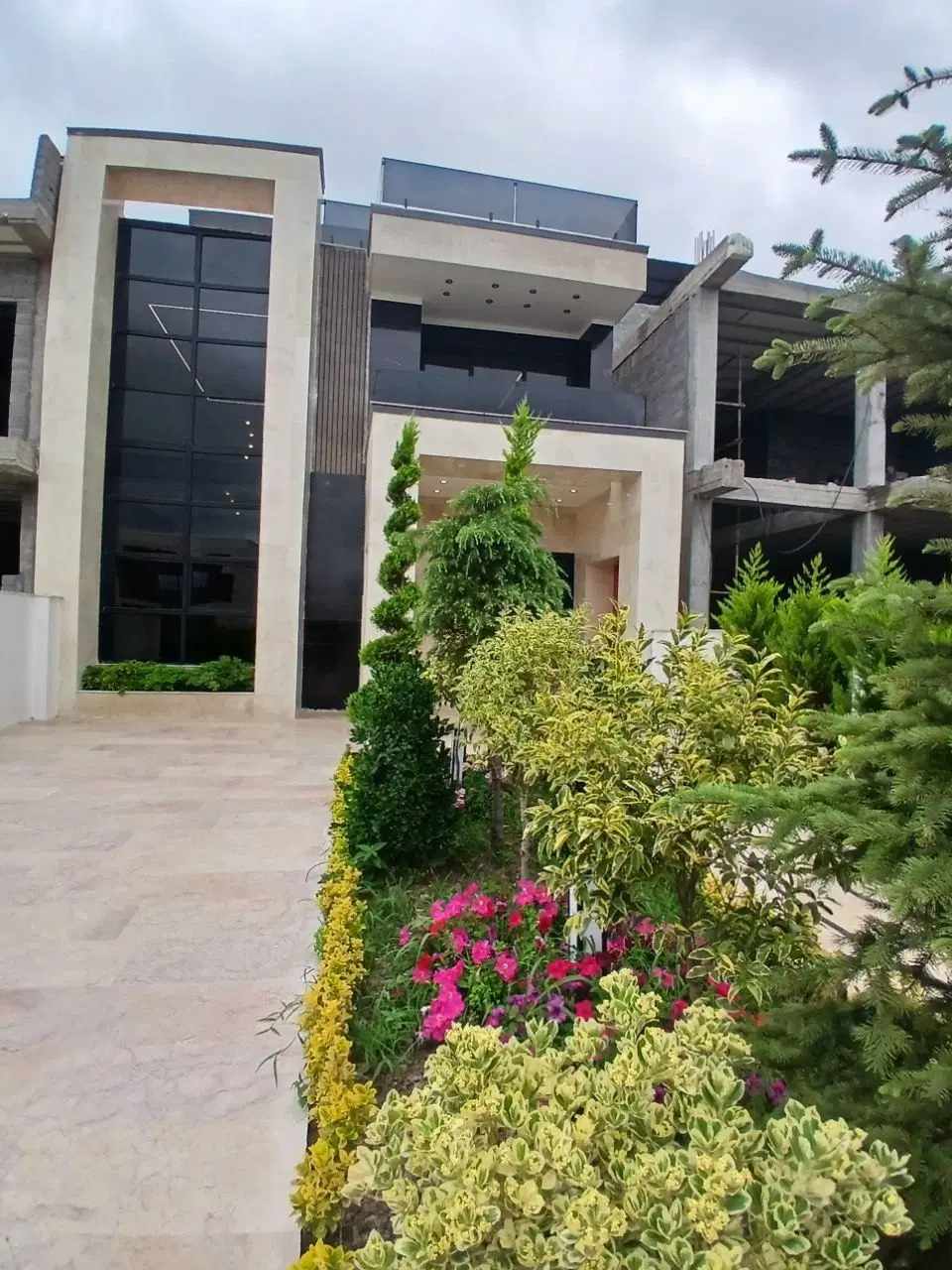 تریپلکس ۵۰۰متربنا استخردار۴خ‌ روف و جکوزی