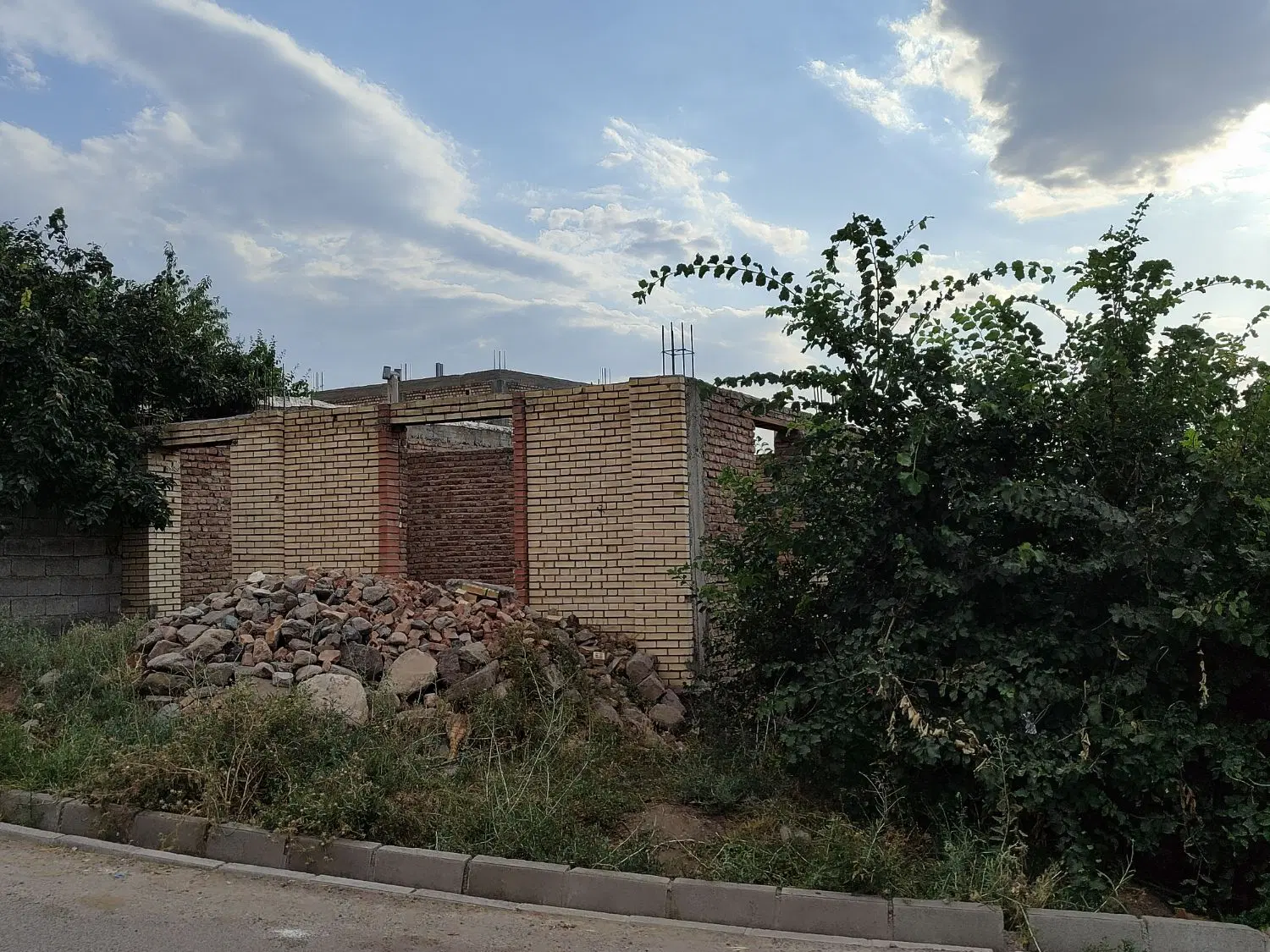 خانه نیمه ساخت