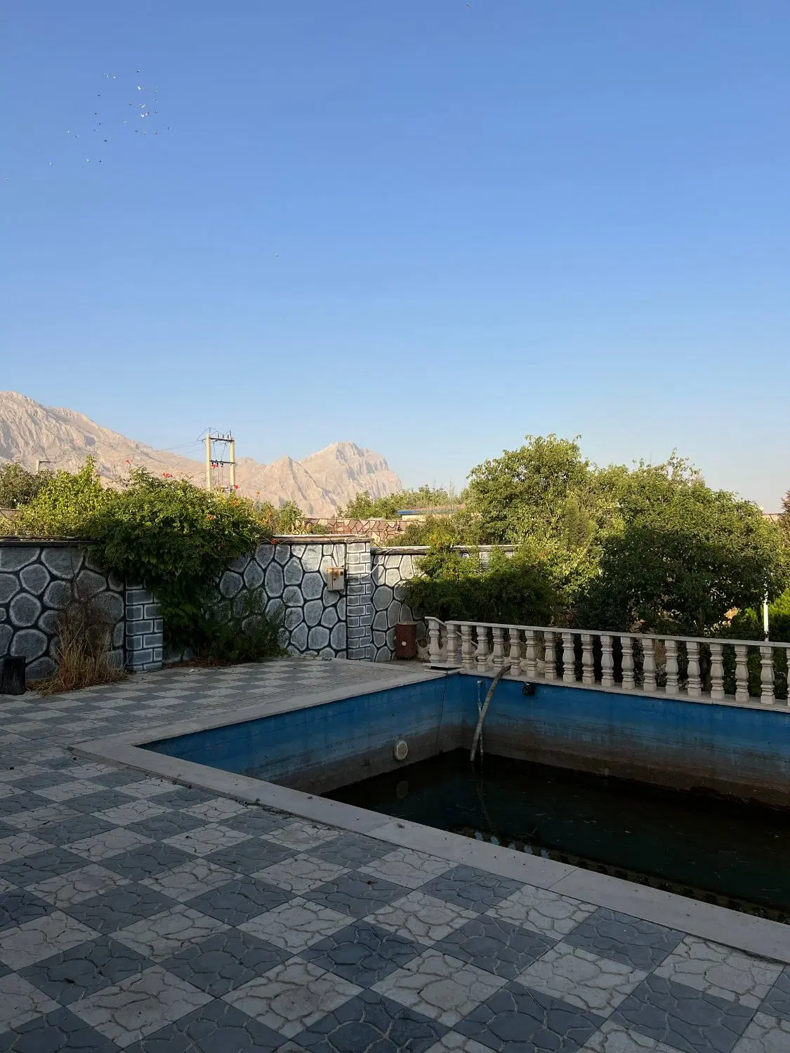 باغ جاده بیستون قبل از رخش