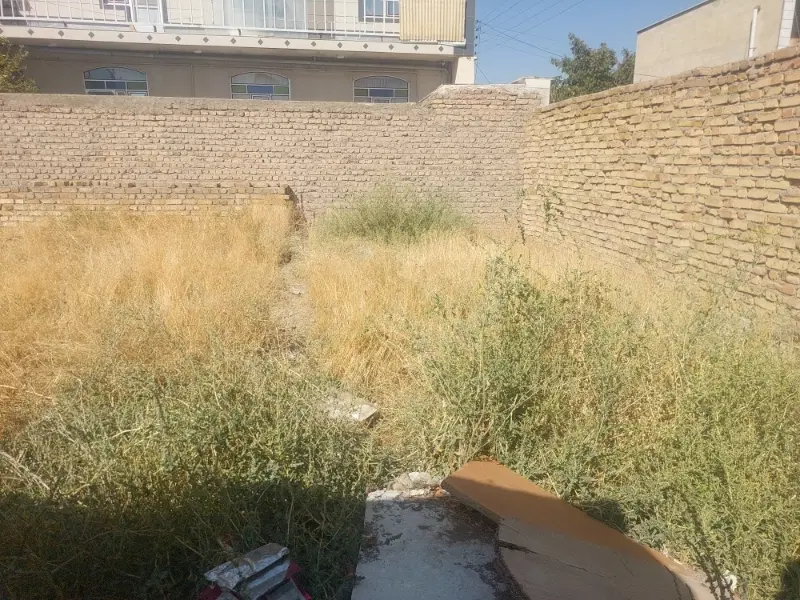 زمینی ب متراژ ۱۲۰ متر چهار دیواری  دارای اب برق