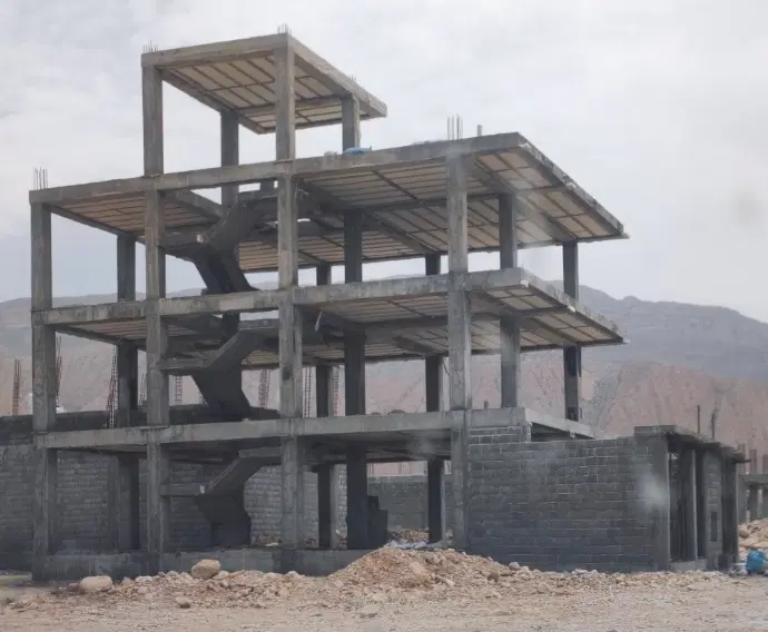 اسکلت نیمه کاره خورموج