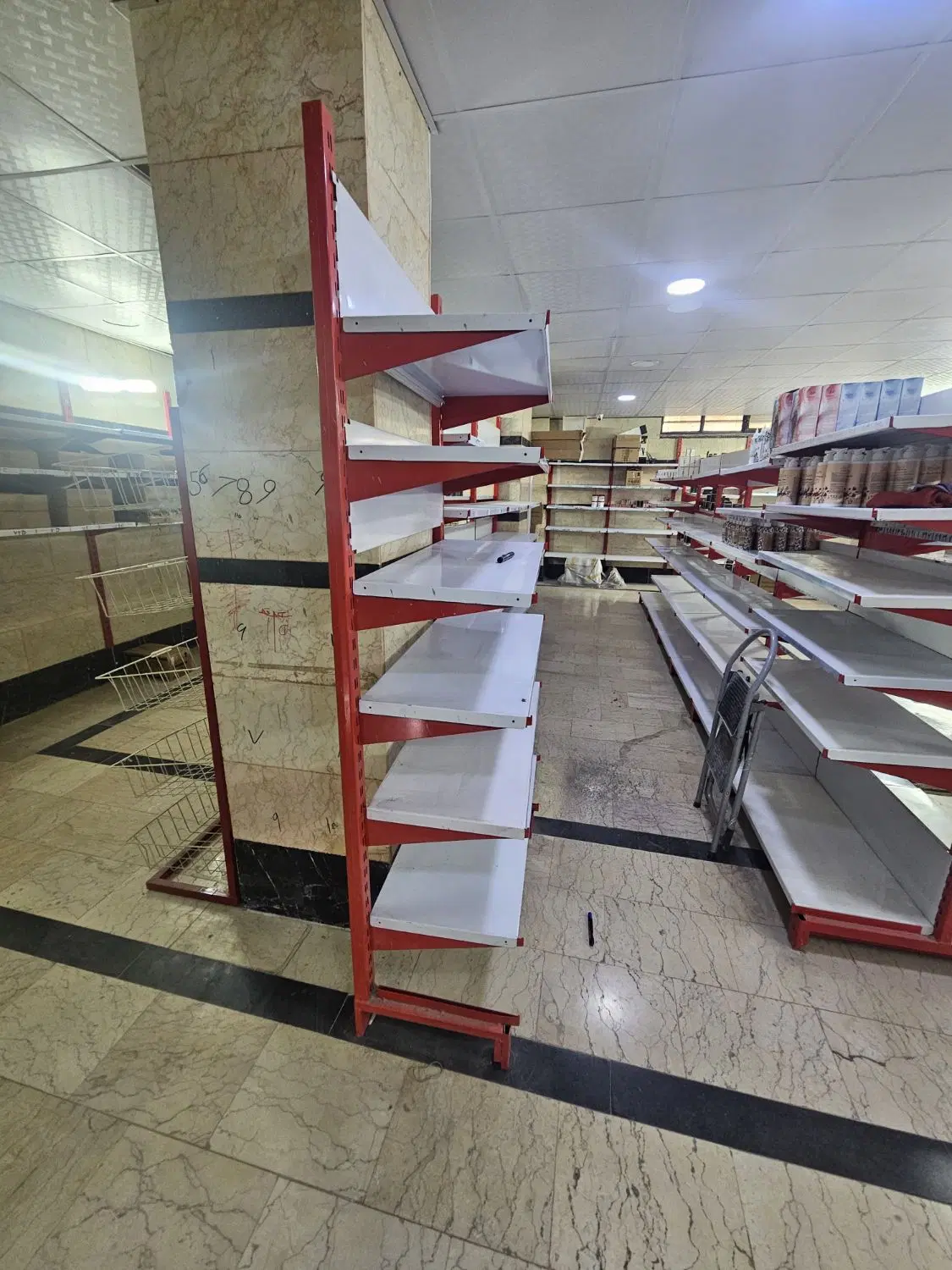 زیر زمین تجاری بر اصلی بلوار پونه